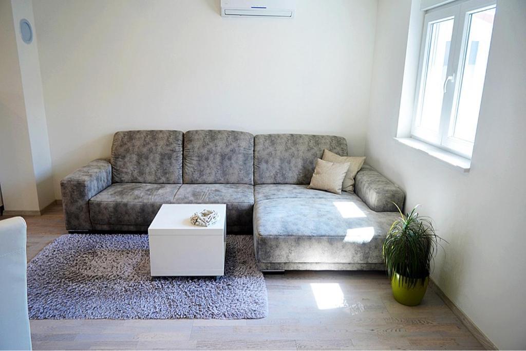 Leona Apartman Póla Kültér fotó