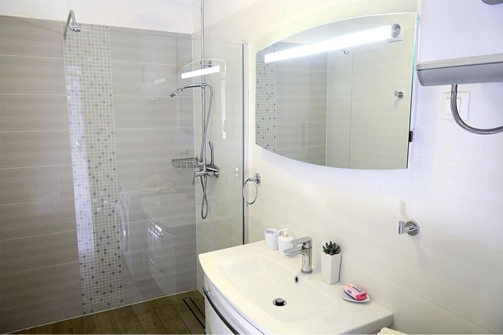 Leona Apartman Póla Kültér fotó